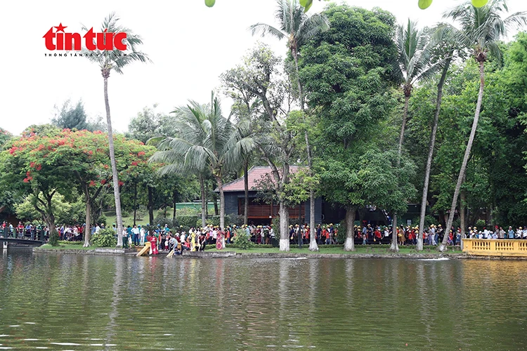 Đông đảo người dân vào Lăng viếng Bác sáng 19/5 Đông đảo người dân vào Lăng viếng Bác sáng 19/5