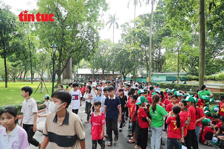 Đông đảo người dân vào Lăng viếng Bác sáng 19/5 Đông đảo người dân vào Lăng viếng Bác sáng 19/5