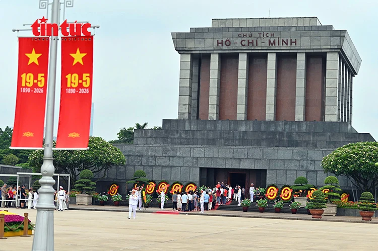 Đông đảo người dân vào Lăng viếng Bác sáng 19/5 Đông đảo người dân vào Lăng viếng Bác sáng 19/5