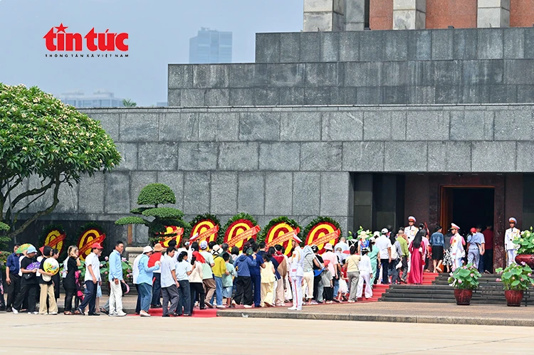 Đông đảo người dân vào Lăng viếng Bác sáng 19/5 Đông đảo người dân vào Lăng viếng Bác sáng 19/5