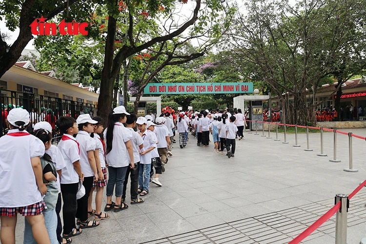 Đông đảo người dân vào Lăng viếng Bác sáng 19/5 Đông đảo người dân vào Lăng viếng Bác sáng 19/5