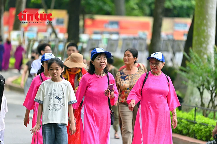 Đông đảo người dân vào Lăng viếng Bác sáng 19/5 Đông đảo người dân vào Lăng viếng Bác sáng 19/5