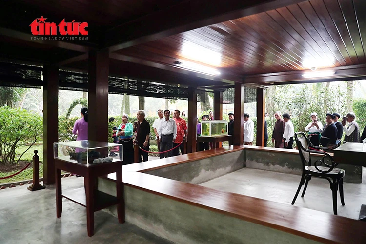 Đông đảo người dân vào Lăng viếng Bác sáng 19/5 Đông đảo người dân vào Lăng viếng Bác sáng 19/5