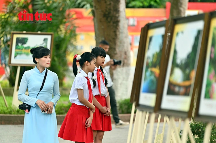 Đông đảo người dân vào Lăng viếng Bác sáng 19/5 Đông đảo người dân vào Lăng viếng Bác sáng 19/5