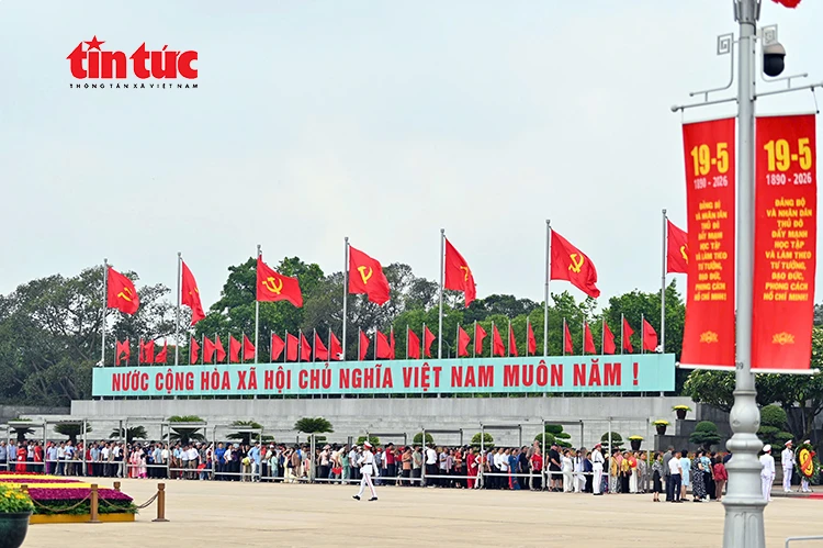 Đông đảo người dân vào Lăng viếng Bác sáng 19/5 Đông đảo người dân vào Lăng viếng Bác sáng 19/5