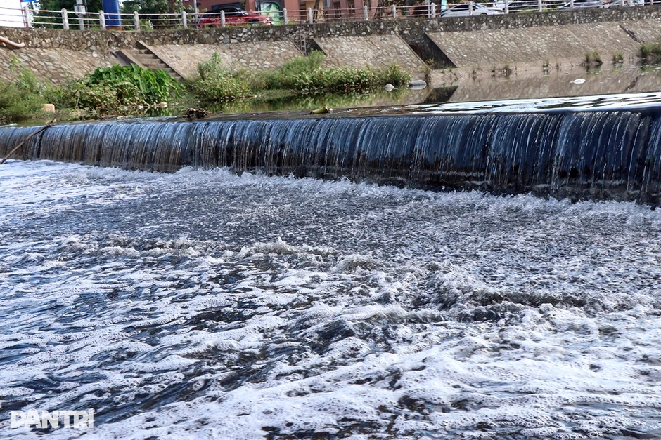 Dòng kênh đen kịt, hôi thối như “hầm vệ sinh nổi” ở Nghệ An Dòng kênh đen kịt, hôi thối như “hầm vệ sinh nổi” ở Nghệ An