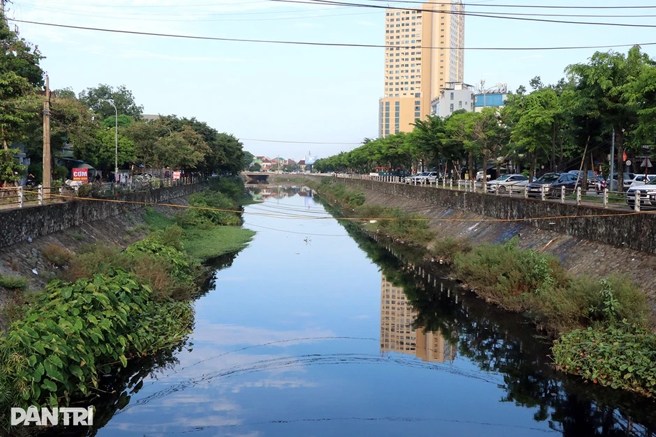 Dòng kênh đen kịt, hôi thối như “hầm vệ sinh nổi” ở Nghệ An Dòng kênh đen kịt, hôi thối như “hầm vệ sinh nổi” ở Nghệ An