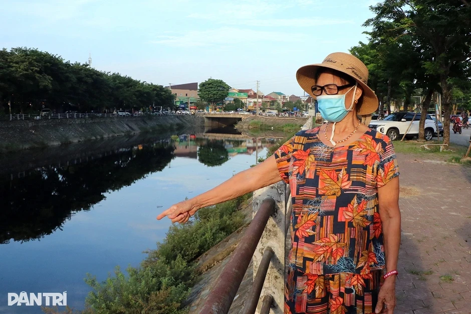 Dòng kênh đen kịt, hôi thối như “hầm vệ sinh nổi” ở Nghệ An Dòng kênh đen kịt, hôi thối như “hầm vệ sinh nổi” ở Nghệ An