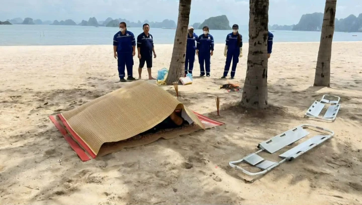 Dông lốc thổi lật thuyền trên Vịnh Hạ Long, hai vợ chồng thiệt mạng Dông lốc thổi lật thuyền trên Vịnh Hạ Long, hai vợ chồng thiệt mạng