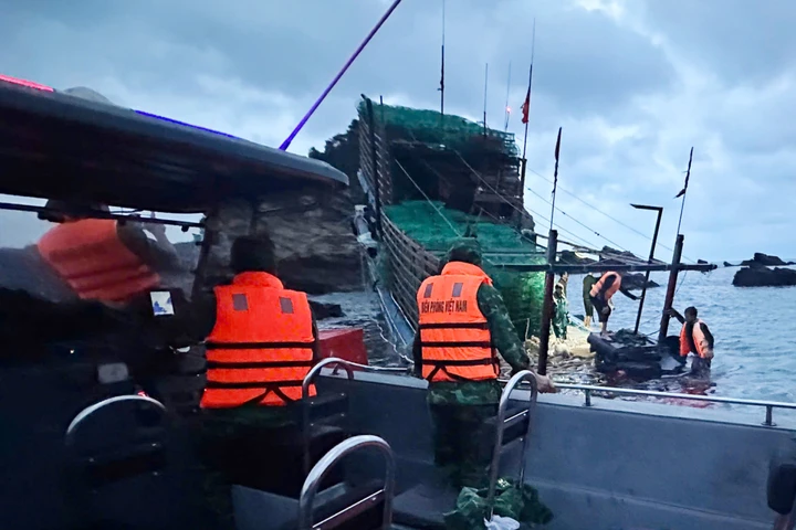 Dông lốc thổi lật thuyền trên Vịnh Hạ Long, hai vợ chồng thiệt mạng Dông lốc thổi lật thuyền trên Vịnh Hạ Long, hai vợ chồng thiệt mạng