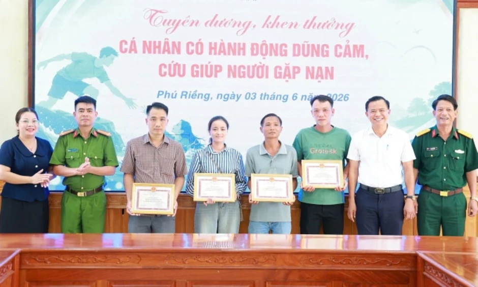 Đồng Nai khen thưởng 5 người cứu ba phụ nữ giữa dòng lũ Đồng Nai khen thưởng 5 người cứu ba phụ nữ giữa dòng lũ