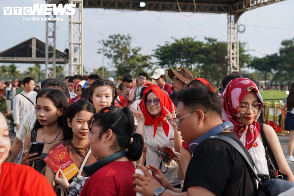 Dòng người 'đội nắng' nhiều giờ chờ xem concert 'Tổ quốc trong tim' Dòng người 'đội nắng' nhiều giờ chờ xem concert 'Tổ quốc trong tim'