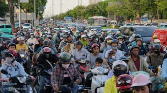 Dòng người, xe rời Hà Nội, TP HCM trước nghỉ lễ