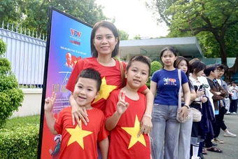 Dòng người xếp hàng từ sáng sớm, chờ 'xuyên không' về Ba Đình 1945 gặp Bác Hồ
