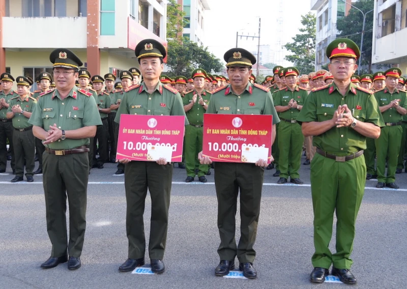Đồng Tháp trao thưởng đột xuất 2 tập thể có thành tích xuất sắc trong điều tra, khám phá án Đồng Tháp trao thưởng đột xuất 2 tập thể có thành tích xuất sắc trong điều tra, khám phá án