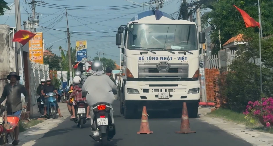 Đồng Tháp: Xe bồn chục tấn ngang nhiên đi vào đường cấm xe trên 5 tấn