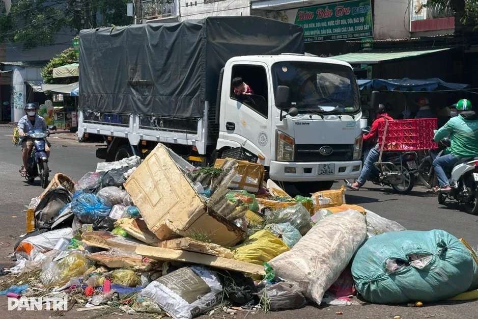 Đóng tiền "không sót đồng nào", rác vẫn chất đống giữa đường nhiều ngày Đóng tiền "không sót đồng nào", rác vẫn chất đống giữa đường nhiều ngày