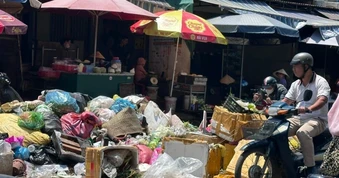 Đóng tiền "không sót đồng nào", rác vẫn chất đống giữa đường nhiều ngày