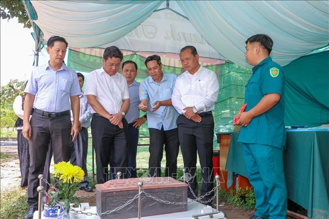 Động viên lực lượng lấy mẫu ADN tại Nghĩa trang liệt sĩ Đồi 82 Động viên lực lượng lấy mẫu ADN tại Nghĩa trang liệt sĩ Đồi 82