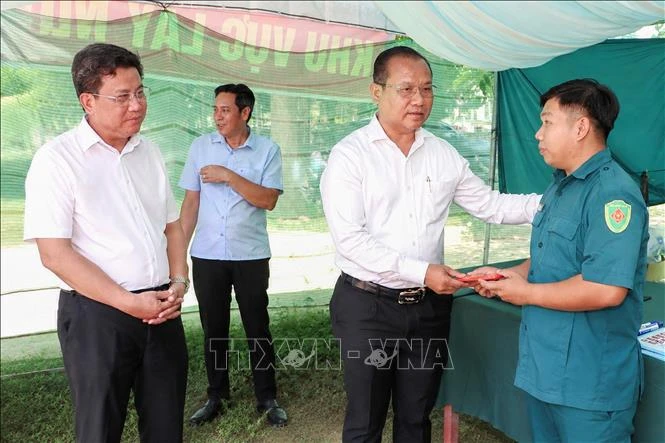 Động viên lực lượng lấy mẫu ADN tại Nghĩa trang liệt sĩ Đồi 82 Động viên lực lượng lấy mẫu ADN tại Nghĩa trang liệt sĩ Đồi 82