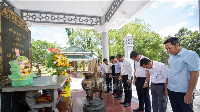 Động viên lực lượng lấy mẫu ADN tại Nghĩa trang liệt sĩ Đồi 82 Động viên lực lượng lấy mẫu ADN tại Nghĩa trang liệt sĩ Đồi 82
