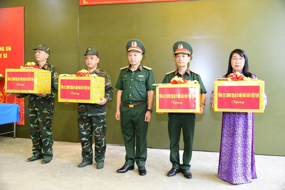 Động viên lực lượng quy tập hài cốt liệt sỹ tại Công viên Lê Thị Riêng Động viên lực lượng quy tập hài cốt liệt sỹ tại Công viên Lê Thị Riêng