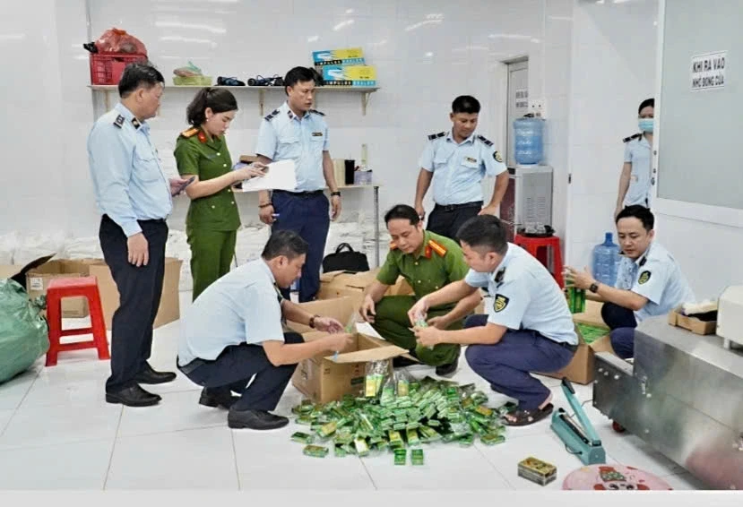 Đột kích 4 điểm sản xuất dầu gió giả tại Tây Ninh và TP.HCM, tạm giữ 14 người Đột kích 4 điểm sản xuất dầu gió giả tại Tây Ninh và TP.HCM, tạm giữ 14 người