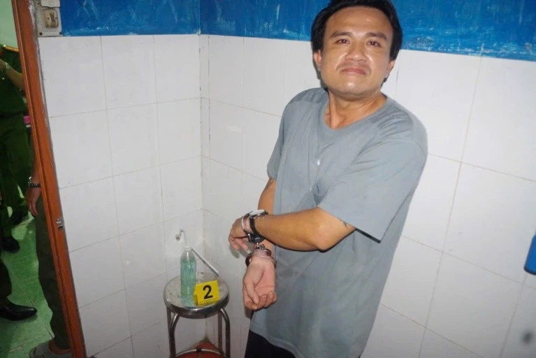 Đột kích căn nhà ở An Giang, công an thu giữ ma túy và 45 viên đạn Đột kích căn nhà ở An Giang, công an thu giữ ma túy và 45 viên đạn