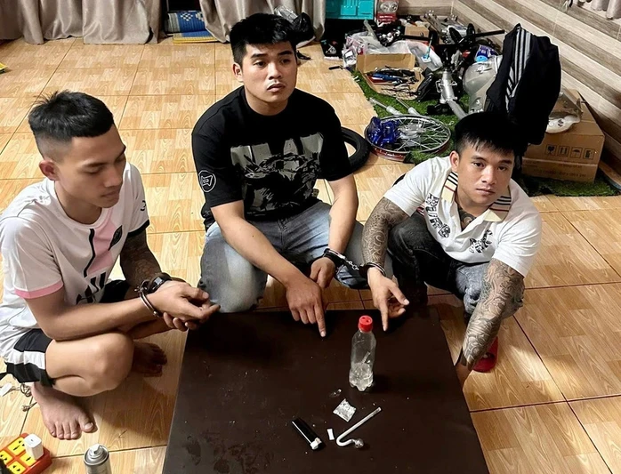 Đột kích điểm “bay lắc” ở Gia Lai, thu giữ 3 khẩu súng và 10 viên đạn Đột kích điểm “bay lắc” ở Gia Lai, thu giữ 3 khẩu súng và 10 viên đạn