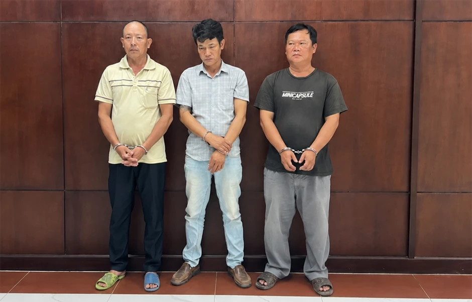 Đột kích lò sản xuất, buôn bán gas giả thu lợi hàng chục tỷ, bắt 10 đối tượng Đột kích lò sản xuất, buôn bán gas giả thu lợi hàng chục tỷ, bắt 10 đối tượng