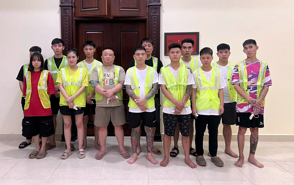 Đột kích ổ nhóm bán hàng cấm ở Hà Nội, hé lộ thủ đoạn tinh vi Đột kích ổ nhóm bán hàng cấm ở Hà Nội, hé lộ thủ đoạn tinh vi