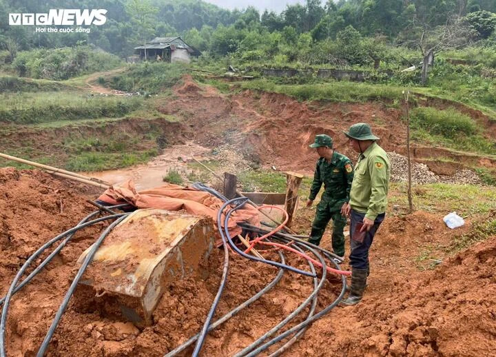 Đột kích rừng sâu Huế: Lộ nhiều hầm vàng trái phép, ‘vàng tặc’ tháo chạy Đột kích rừng sâu Huế: Lộ nhiều hầm vàng trái phép, ‘vàng tặc’ tháo chạy