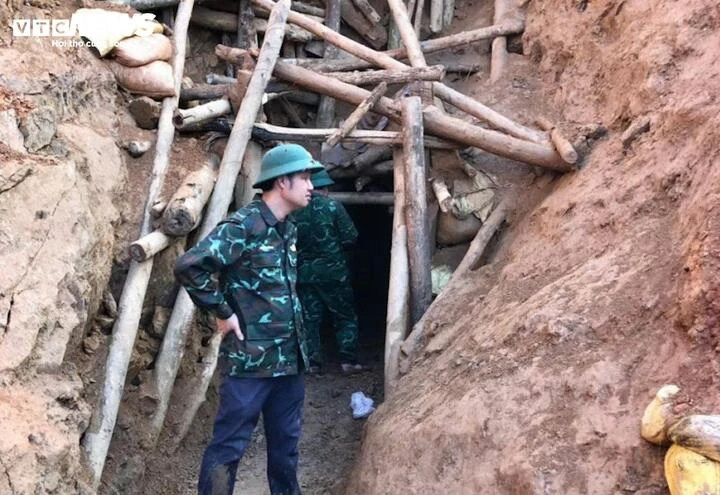 Đột kích rừng sâu Huế: Lộ nhiều hầm vàng trái phép, ‘vàng tặc’ tháo chạy Đột kích rừng sâu Huế: Lộ nhiều hầm vàng trái phép, ‘vàng tặc’ tháo chạy