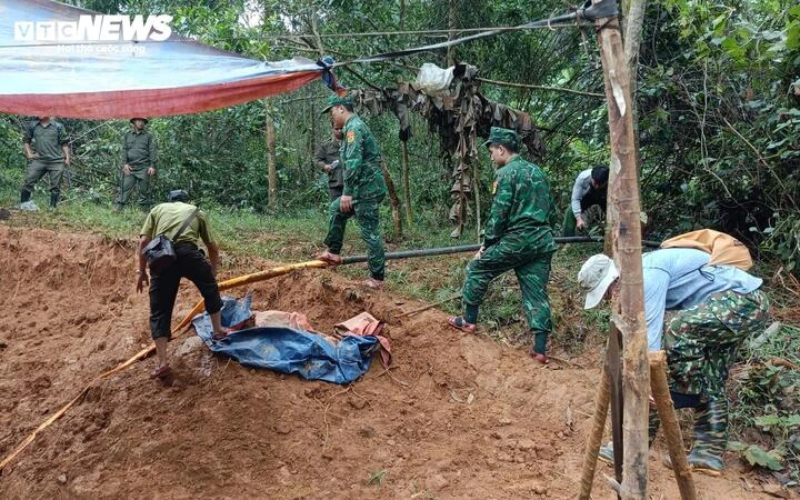 Đột kích rừng sâu Huế: Lộ nhiều hầm vàng trái phép, ‘vàng tặc’ tháo chạy Đột kích rừng sâu Huế: Lộ nhiều hầm vàng trái phép, ‘vàng tặc’ tháo chạy