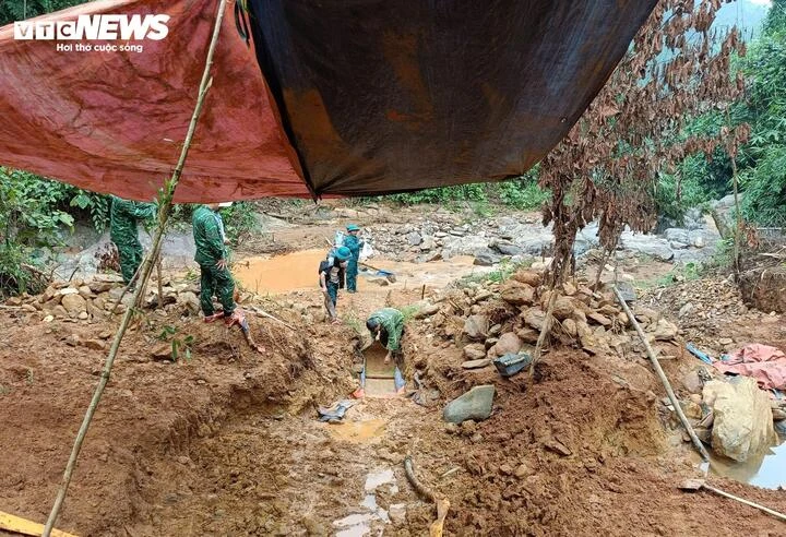 Đột kích rừng sâu Huế: Lộ nhiều hầm vàng trái phép, ‘vàng tặc’ tháo chạy Đột kích rừng sâu Huế: Lộ nhiều hầm vàng trái phép, ‘vàng tặc’ tháo chạy