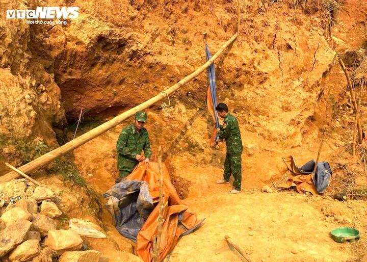 Đột kích rừng sâu Huế: Lộ nhiều hầm vàng trái phép, ‘vàng tặc’ tháo chạy Đột kích rừng sâu Huế: Lộ nhiều hầm vàng trái phép, ‘vàng tặc’ tháo chạy