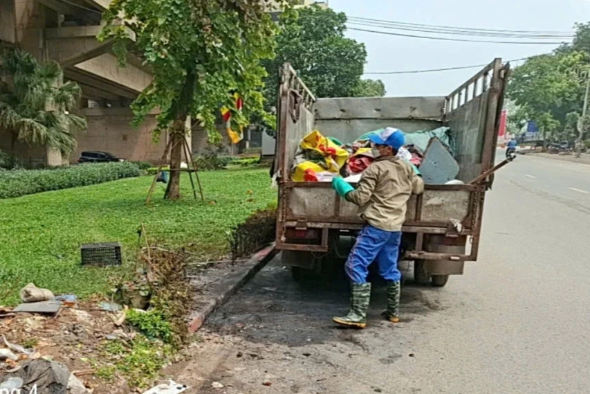 Đốt xốp tạo khói mù mịt dưới cầu Thăng Long, một người bị phạt 3 triệu đồng Đốt xốp tạo khói mù mịt dưới cầu Thăng Long, một người bị phạt 3 triệu đồng