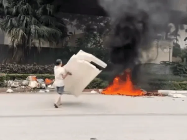 Đốt xốp tạo khói mù mịt dưới cầu Thăng Long, một người bị phạt 3 triệu đồng Đốt xốp tạo khói mù mịt dưới cầu Thăng Long, một người bị phạt 3 triệu đồng