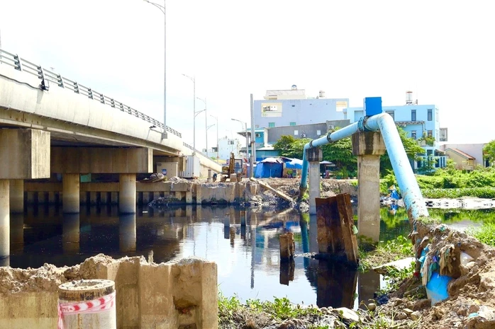 Dự án kênh dài nhất TPHCM chậm tiến độ vì thiếu chỗ… đổ đất Dự án kênh dài nhất TPHCM chậm tiến độ vì thiếu chỗ… đổ đất