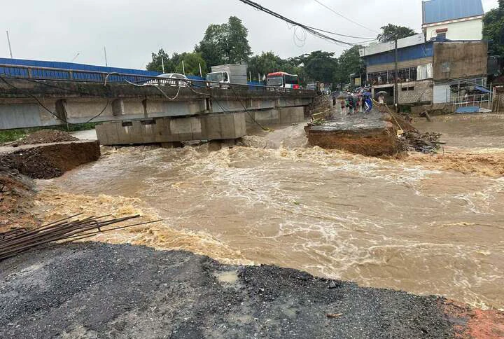Dự báo thời tiết 10/7: Miền Bắc vẫn mưa như trút, nguy cơ ngập lụt, lũ quét Dự báo thời tiết 10/7: Miền Bắc vẫn mưa như trút, nguy cơ ngập lụt, lũ quét