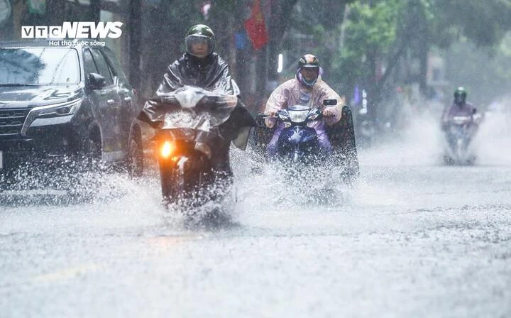 Dự báo thời tiết 17/5: Từ Bắc vào Nam nhiều nơi hứng mưa lớn, nguy cơ dông lốc Dự báo thời tiết 17/5: Từ Bắc vào Nam nhiều nơi hứng mưa lớn, nguy cơ dông lốc