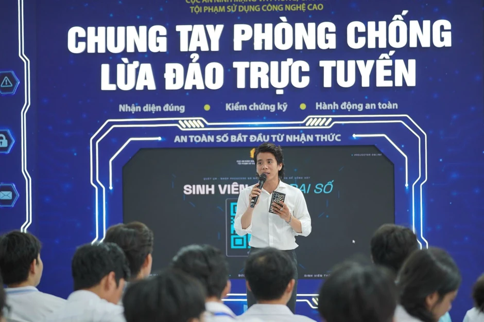 Du khách hào hứng trải nghiệm công nghệ số của ngành công an tại TP Hồ Chí Minh Du khách hào hứng trải nghiệm công nghệ số của ngành công an tại TP Hồ Chí Minh