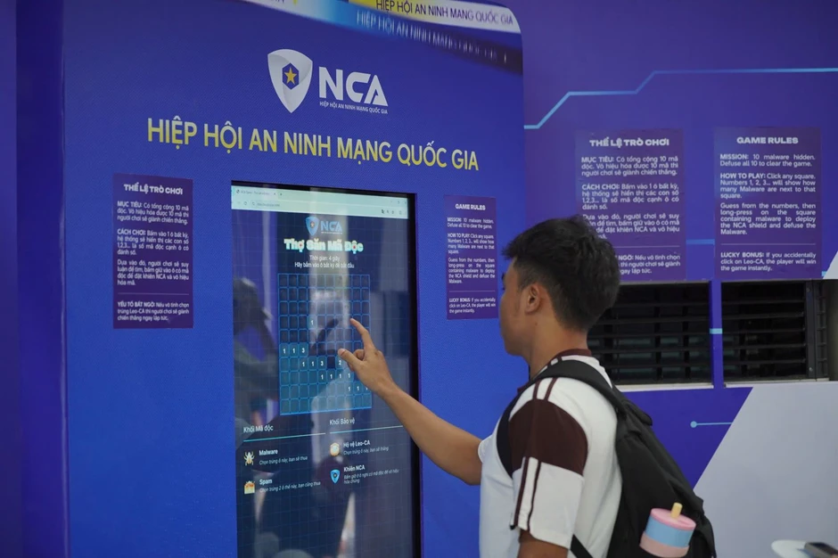 Du khách hào hứng trải nghiệm công nghệ số của ngành công an tại TP Hồ Chí Minh Du khách hào hứng trải nghiệm công nghệ số của ngành công an tại TP Hồ Chí Minh