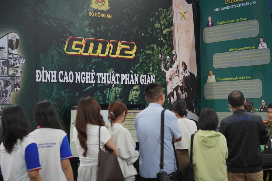 Du khách hào hứng trải nghiệm công nghệ số của ngành công an tại TP Hồ Chí Minh Du khách hào hứng trải nghiệm công nghệ số của ngành công an tại TP Hồ Chí Minh