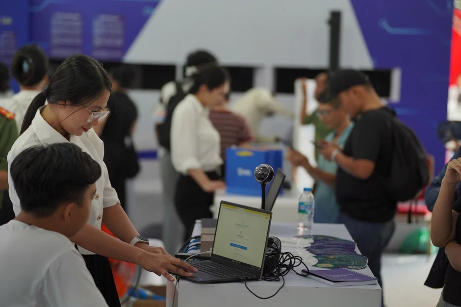 Du khách hào hứng trải nghiệm công nghệ số của ngành công an tại TP Hồ Chí Minh Du khách hào hứng trải nghiệm công nghệ số của ngành công an tại TP Hồ Chí Minh