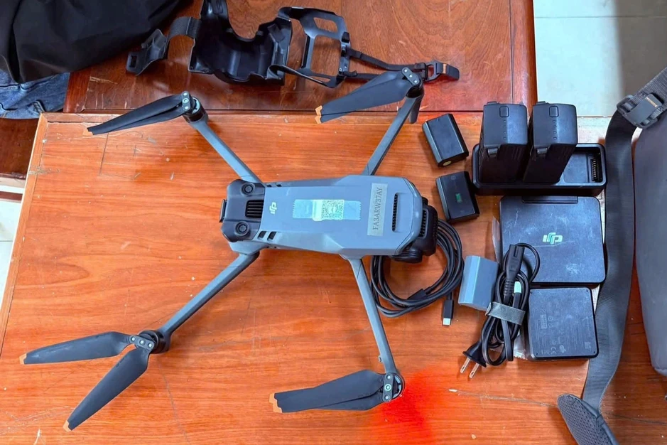 Du khách nước ngoài bay flycam trái phép ven biển Đà Nẵng