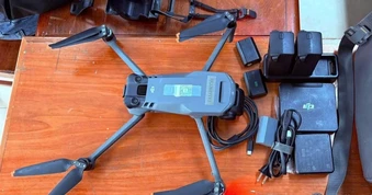 Du khách nước ngoài bay flycam trái phép ven biển Đà Nẵng