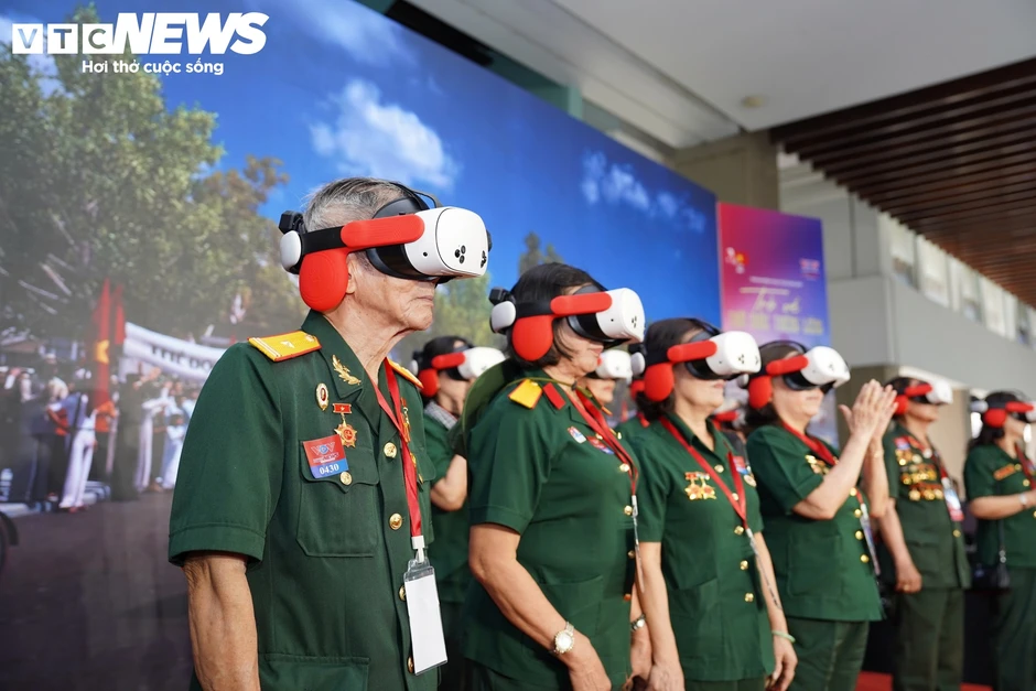Du khách quốc tế hào hứng xuyên không 'Trở về thời khắc thiêng liêng' Du khách quốc tế hào hứng xuyên không 'Trở về thời khắc thiêng liêng'