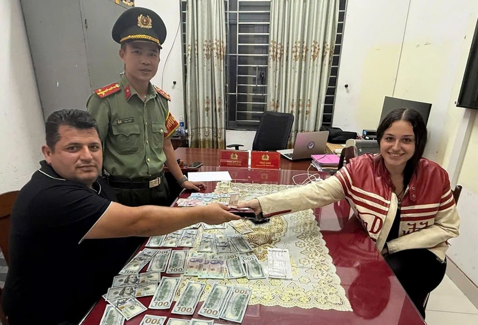 Du khách Thổ Nhĩ Kỳ nhận lại tài sản qúy giá nhờ Nghĩa cử đẹp của chị Anna tại Đà Nẵng Du khách Thổ Nhĩ Kỳ nhận lại tài sản qúy giá nhờ Nghĩa cử đẹp của chị Anna tại Đà Nẵng