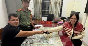 Du khách Thổ Nhĩ Kỳ nhận lại tài sản qúy giá nhờ Nghĩa cử đẹp của chị Anna tại Đà Nẵng